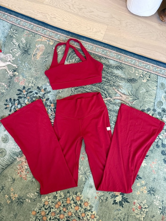 Vuori Pants - Vuori Crimson Sports Bra and Leggings Set